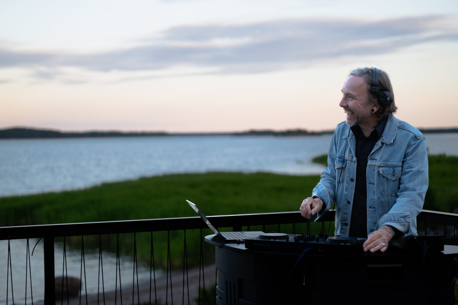 Petri DJ-pöydän takana järven rannalla